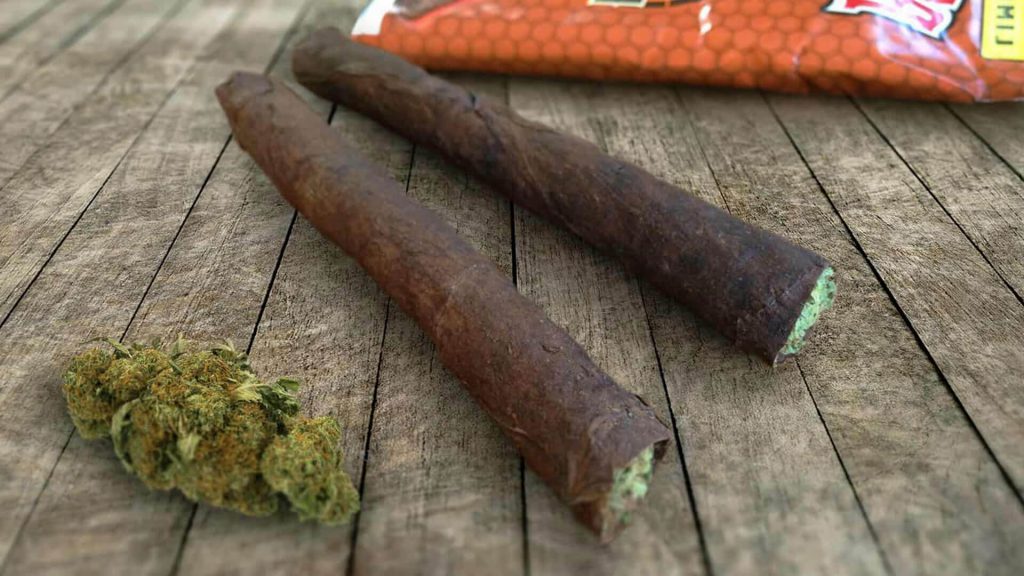 Marijuana Roll a Backwoods Blunt