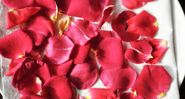 Rose petals on the tray