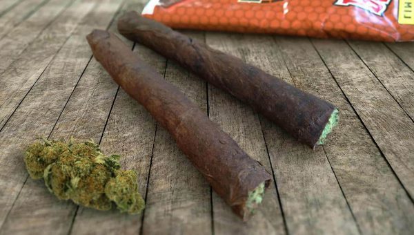 Marijuana Roll a Backwoods Blunt